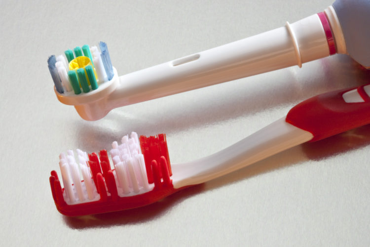 Sorgfältige Mundhygiene ist vor allem im Alter enorm wichtig. Foto SteveAllenPhoto via Twenty20