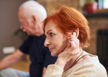 Mit zunehmendem Alter hören Menschen zunehmend schlecht. Foto: Pressmaster via Envato