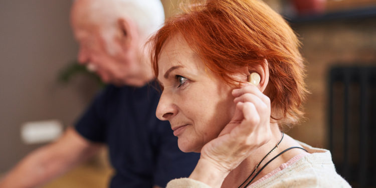 Mit zunehmendem Alter hören Menschen zunehmend schlecht. Foto: Pressmaster via Envato