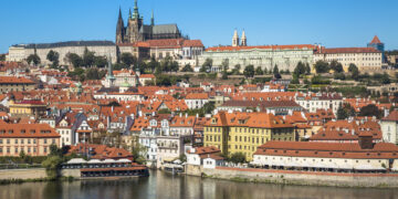 Traumhafter Blick auf die Prager Altstadt und die Prager Burg. Foto Nadianb via Envato