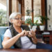 Spezielle Seniorenhandys bieten viele Vorteile für ältere Menschen. Foto: alinabitta via Envato