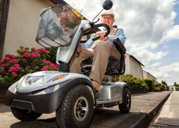 Ein Seniorenscooter verhilft älteren Menschen zu mehr Selbstbestimmung und Mobilität. Foto © Ingo Bartussek stock adobe