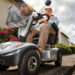 Ein Seniorenscooter verhilft älteren Menschen zu mehr Selbstbestimmung und Mobilität. Foto © Ingo Bartussek stock adobe