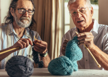 Handarbeit – auch diese können Senioren im Internet erlernen. Foto © Jacob Lund stock adobe
