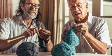 Handarbeit – auch diese können Senioren im Internet erlernen. Foto © Jacob Lund stock adobe